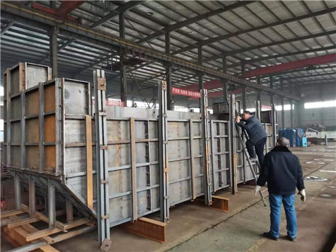 歡迎北京鑫旺路橋建設(shè)有限公司的領(lǐng)導到偉志模板驗收蓋梁